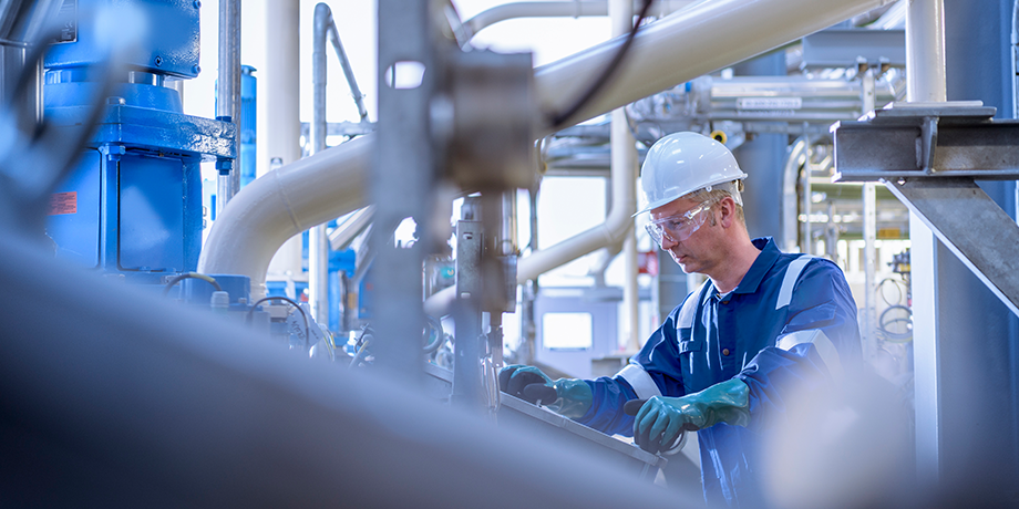 ouvrier dans une usine chimique