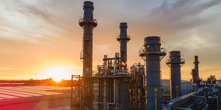 centrale &eacute;lectrique au coucher du soleil